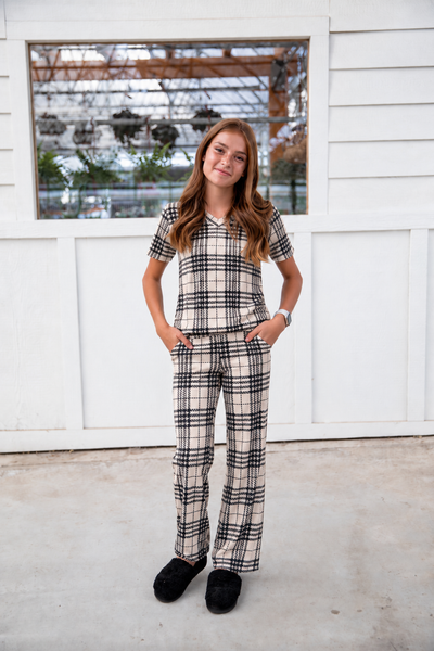 Lauri Peach & Black Grid