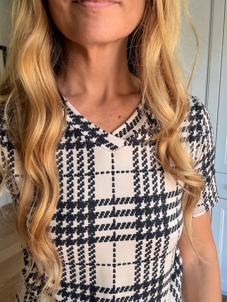 Lauri Peach & Black Grid